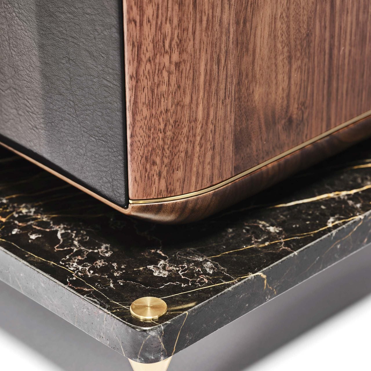 Cận cảnh loa đứng Sonus faber Maxima Amator, làm nổi bật lớp gỗ óc chó nguyên khối tuyệt đẹp và lớp hoàn thiện bằng đá cẩm thạch Marquina.