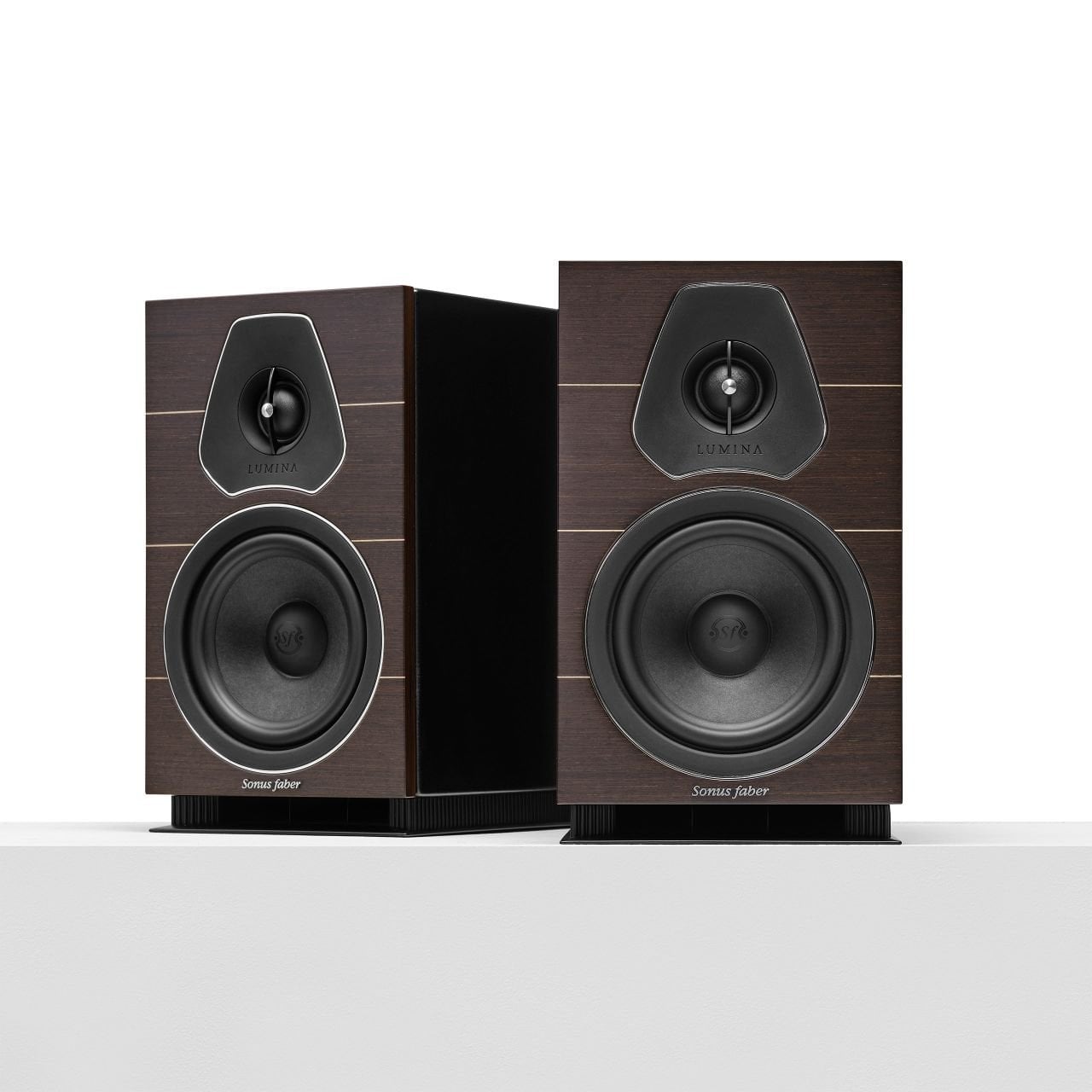Пара пассивных полочных колонок Sonus faber Lumina II на столе