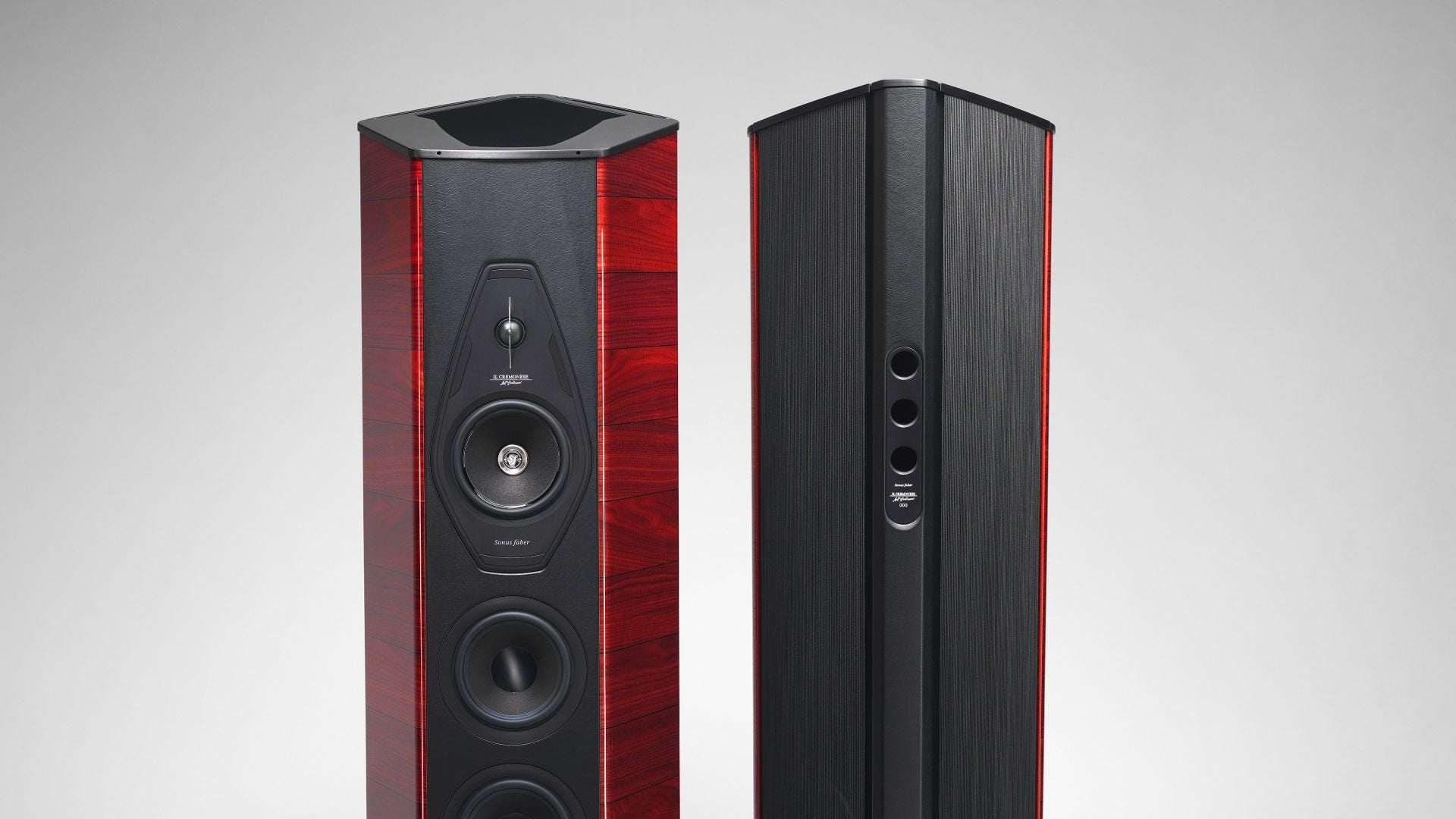 Una coppia di diffusori da pavimento Sonus faber Il Cremonese in legno rosso lucido, con vista anteriore e posteriore.