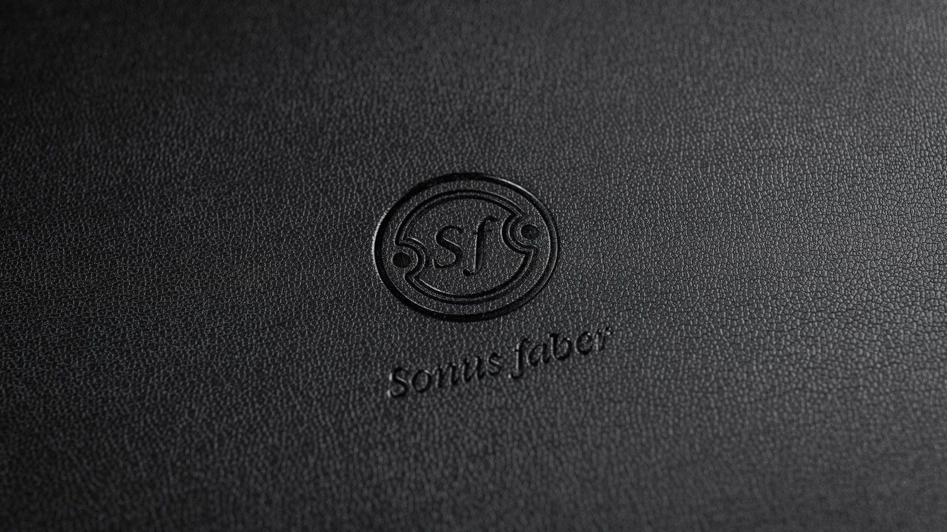 Close-up of the black leather top on a Sonus faber Gravis II subwoofer, elegantly embossed with the Sonus faber logo.