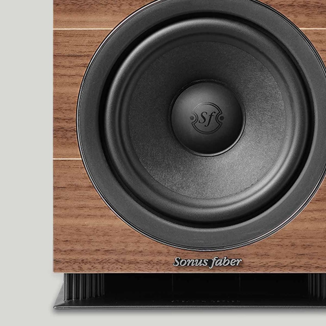 Una imagen de primer plano del acabado de madera, el controlador y el logotipo de Sonus faber en el altavoz de estantería Lumina II.
