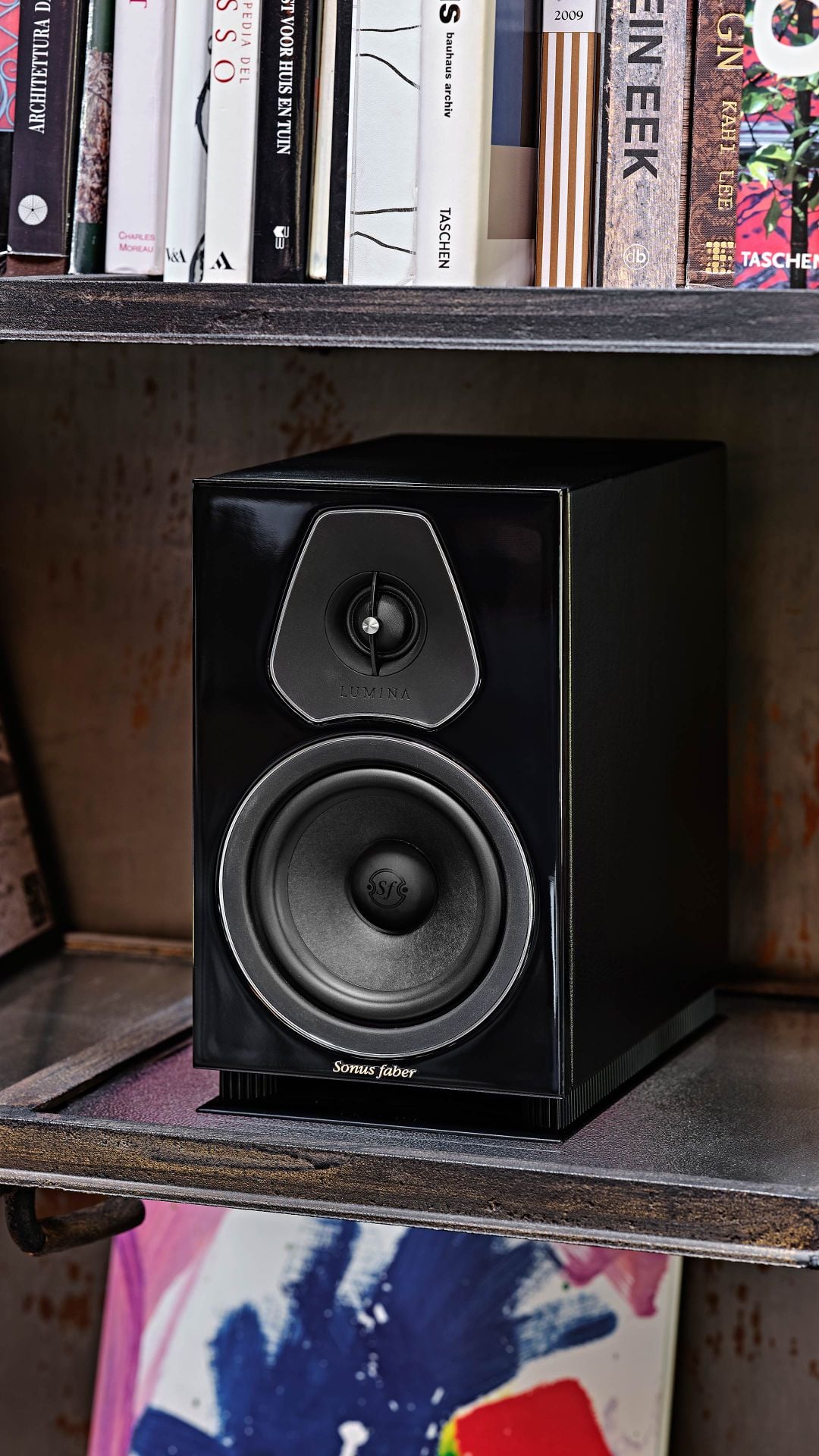 Altavoz de estantería Sonus faber Lumina II en madera wengué, que armoniza con tonos análogos en toda la casa.