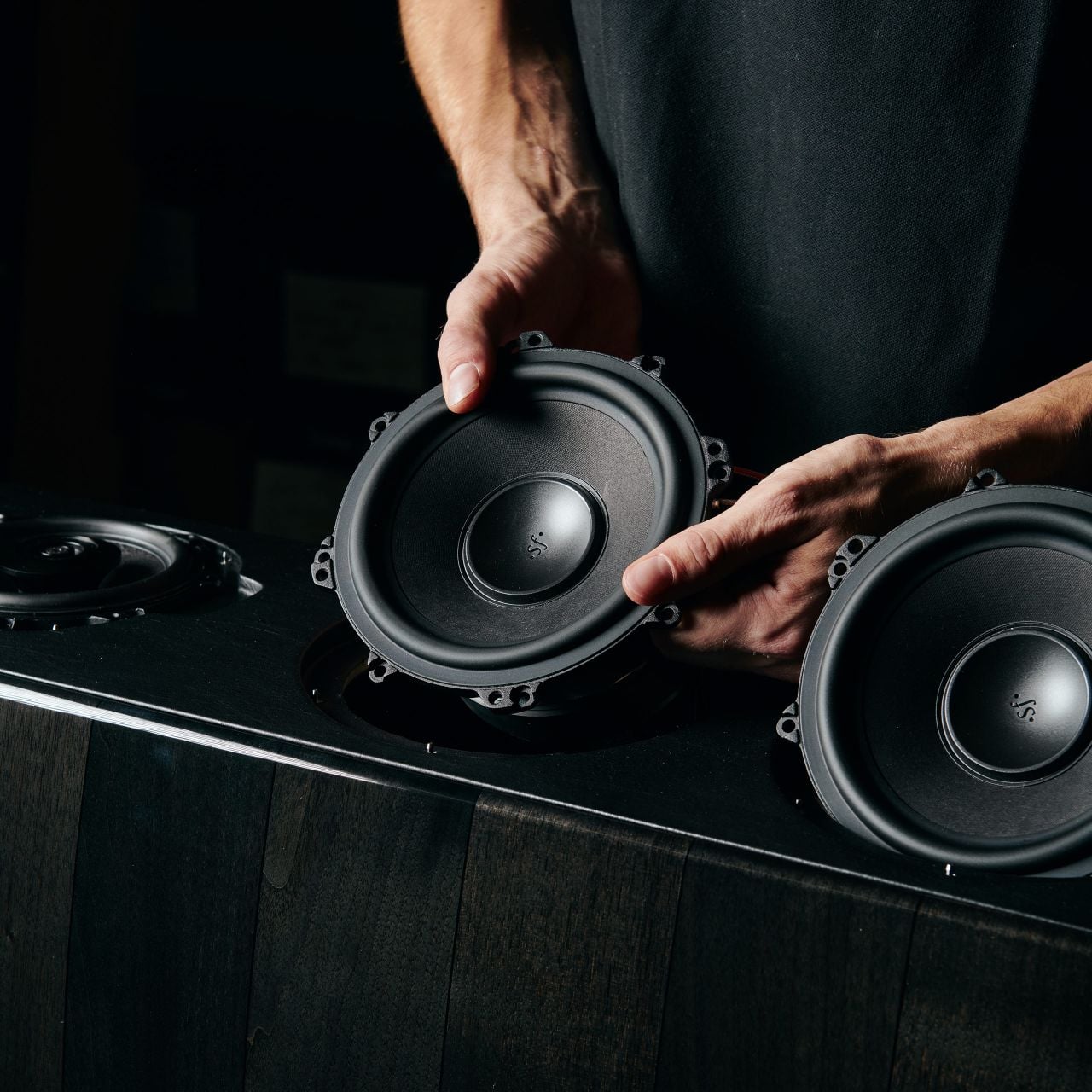 Een close-upfoto van een ambachtsman die een luidspreker bouwt in de fabriek van Sonus Faber in Vicenza, Italië