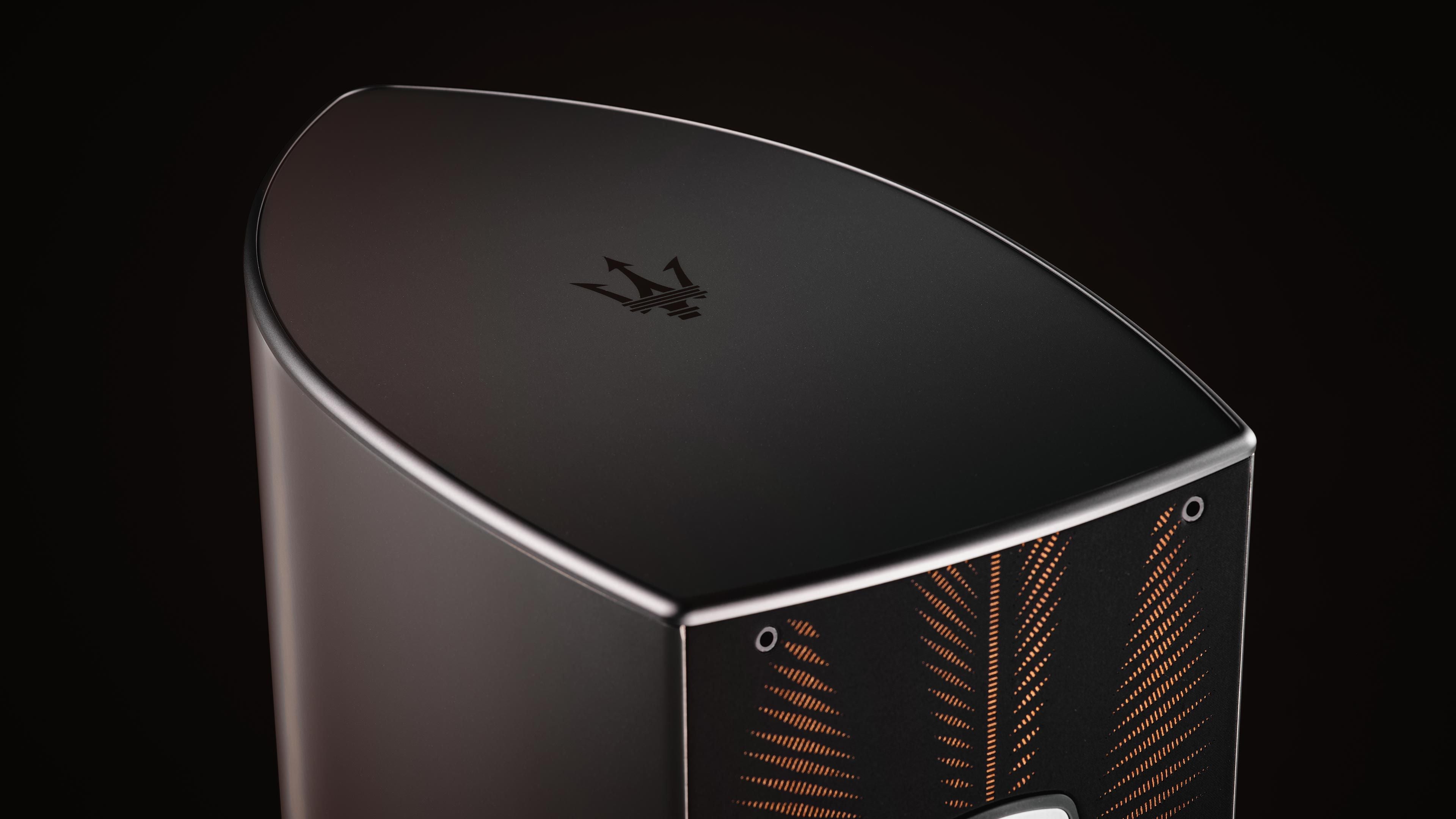 Een bovenaanzicht van de Sonus Faber Amati Folgore vloerstaande luidspreker, met Maserati's kenmerkende Rame Folgore-lak