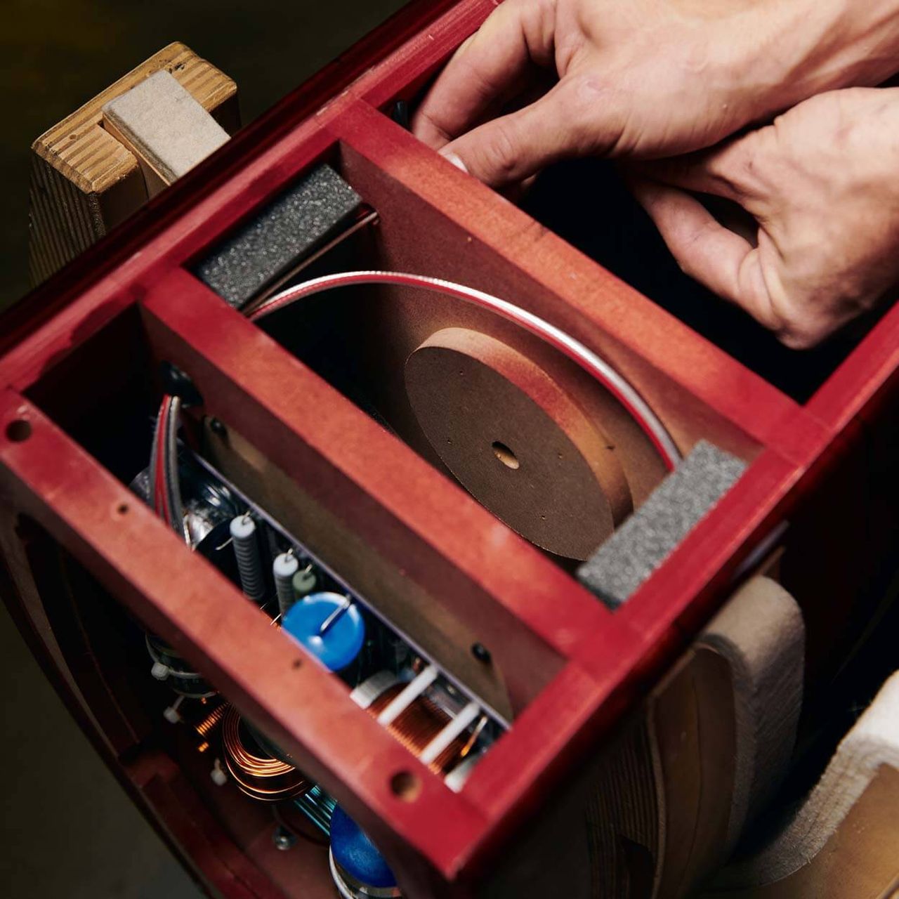 Artigiano Sonus faber con Serafino G2 dotato di tecnologia Intono, che rivoluziona le frequenze medie con un design privo di distorsioni