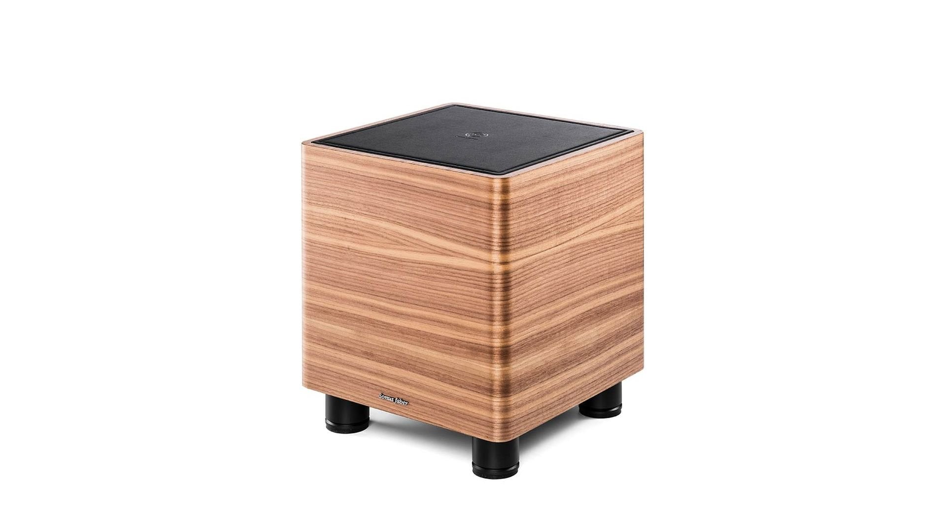 Сабвуфер Sonus faber Gravis I демонстрирует элегантный дизайн с отделкой из орехового дерева и кожи, отражающий итальянское мастерство.