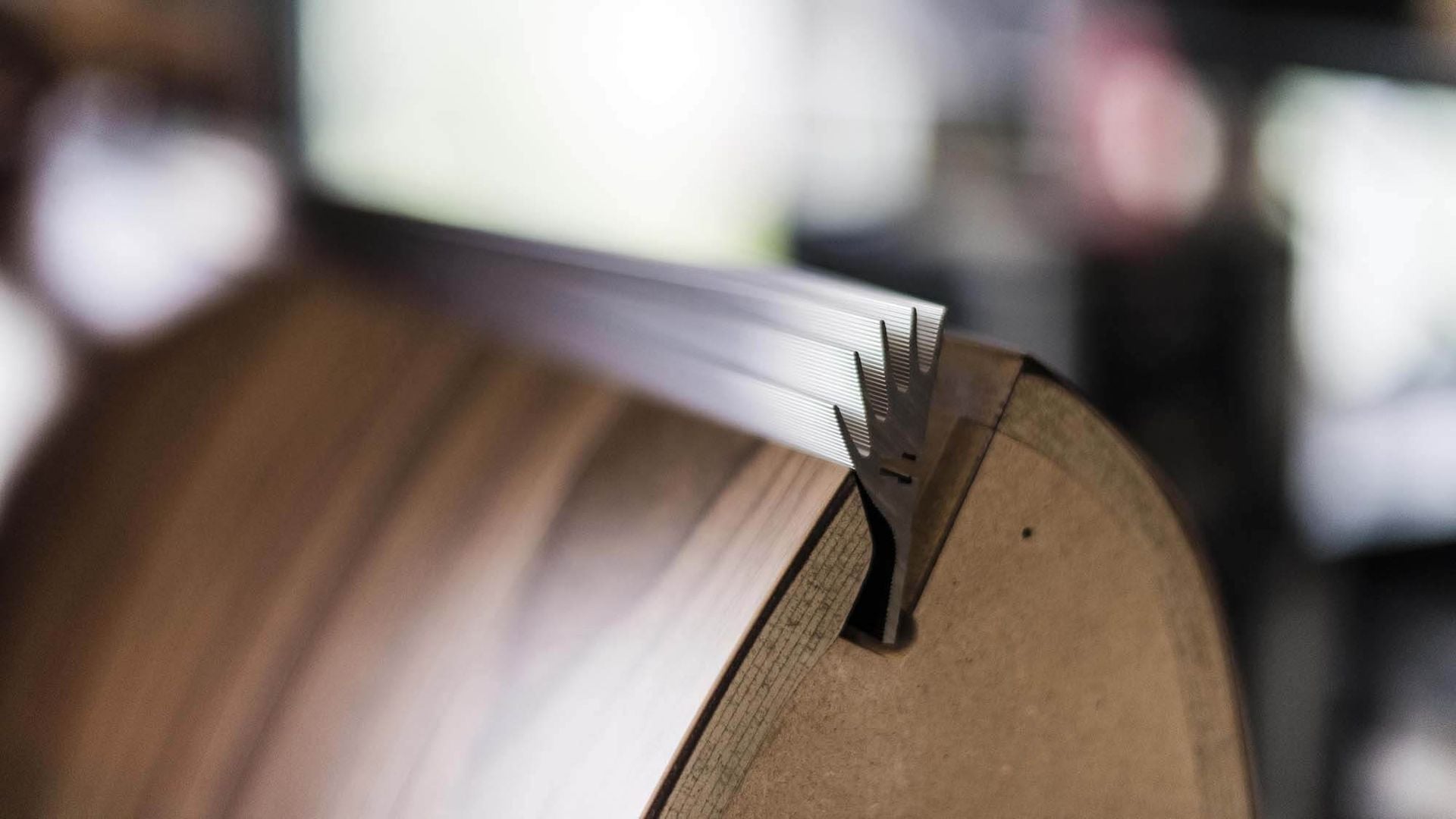 探索Sonus faber Olympica Nova 系列 核心精湛工藝造就絕佳音質關鍵 15 Sonus faber Olympica Nova 中的 Stealth Ultraflex 系統:低湍流端口與波浪狀箱體形狀完美融合。