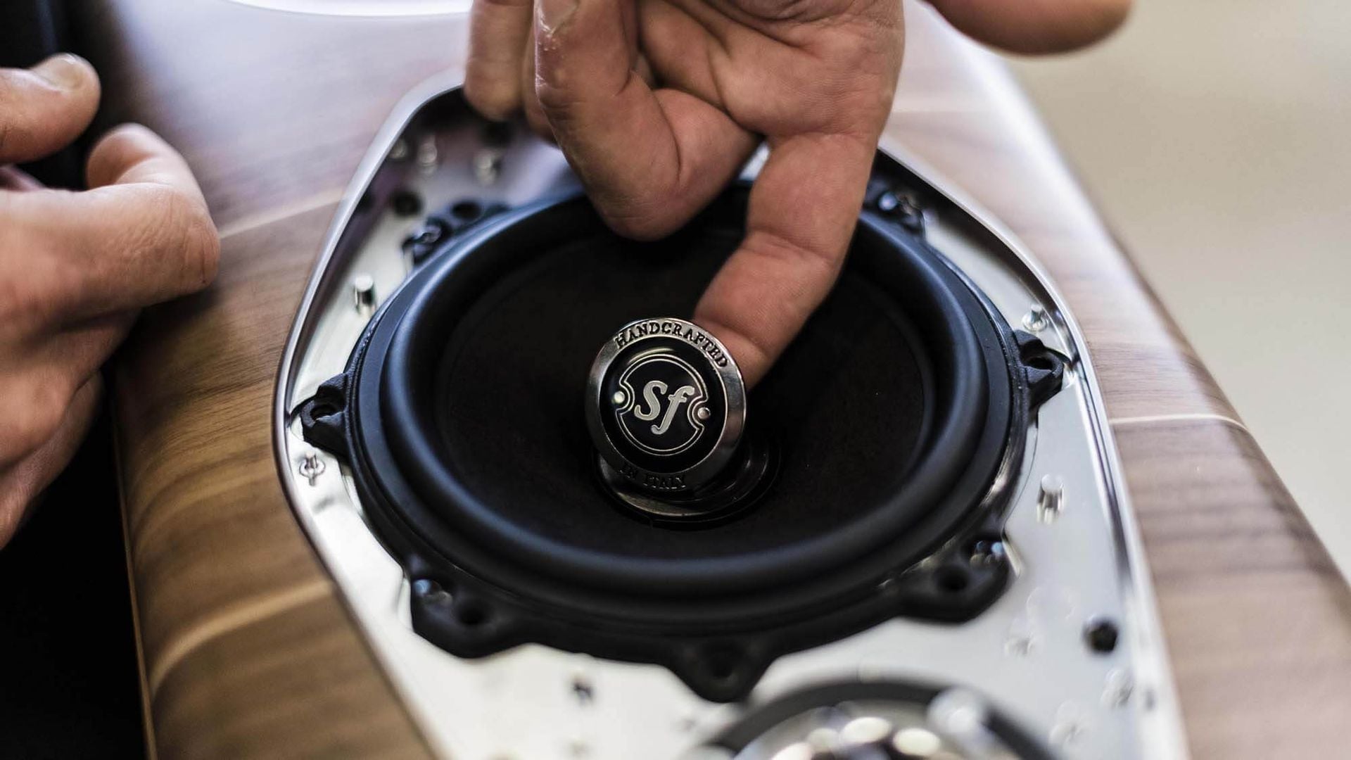 探索Sonus faber Olympica Nova 系列 核心精湛工藝造就絕佳音質關鍵 16 Olympica Nova揚聲器:精密鋁製中音相位塞,帶有銅環,可實現無失真清晰度和增強的微動態。