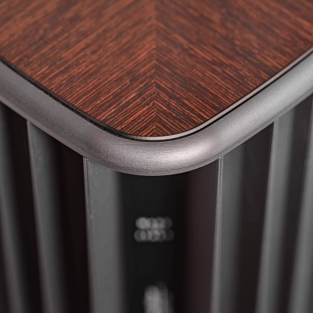 Close-up del diffusore di libreria Guarneri G5 di Sonus Faber in Wenge Wood Finish, mettendo in evidenza il colore profondo e bellissimo.