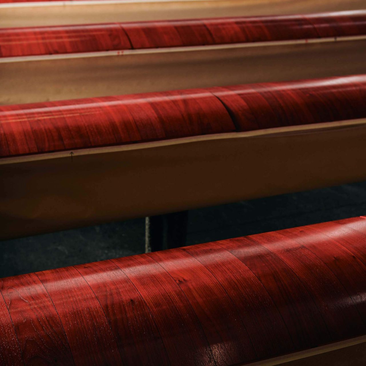 Immagine accattivante che mette in risalto la squisita finitura Red Wood dei diffusori Sonus faber Serafino G2.