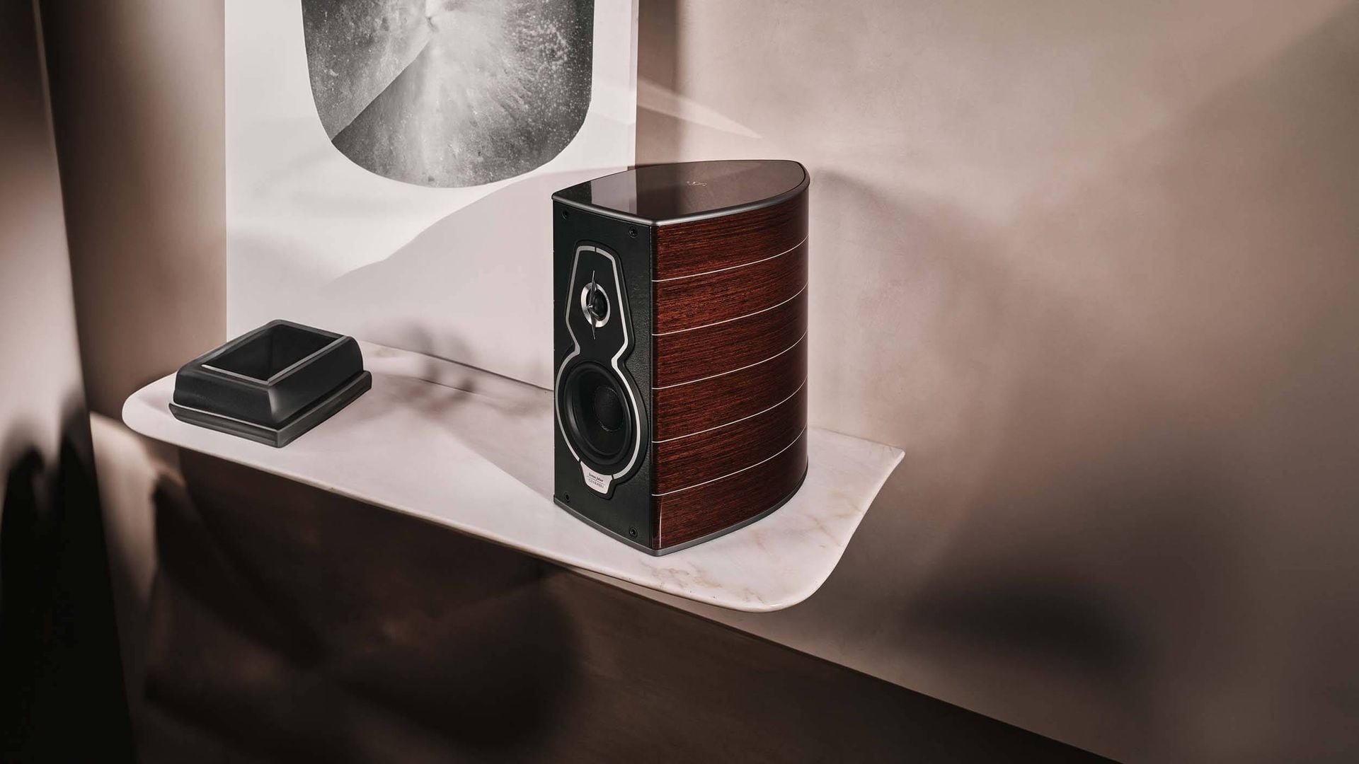 Diffusore da libreria Sonus faber Guarneri G5, elegantemente esposto su una libreria di casa con una sofisticata finitura in legno Wengรฉ.