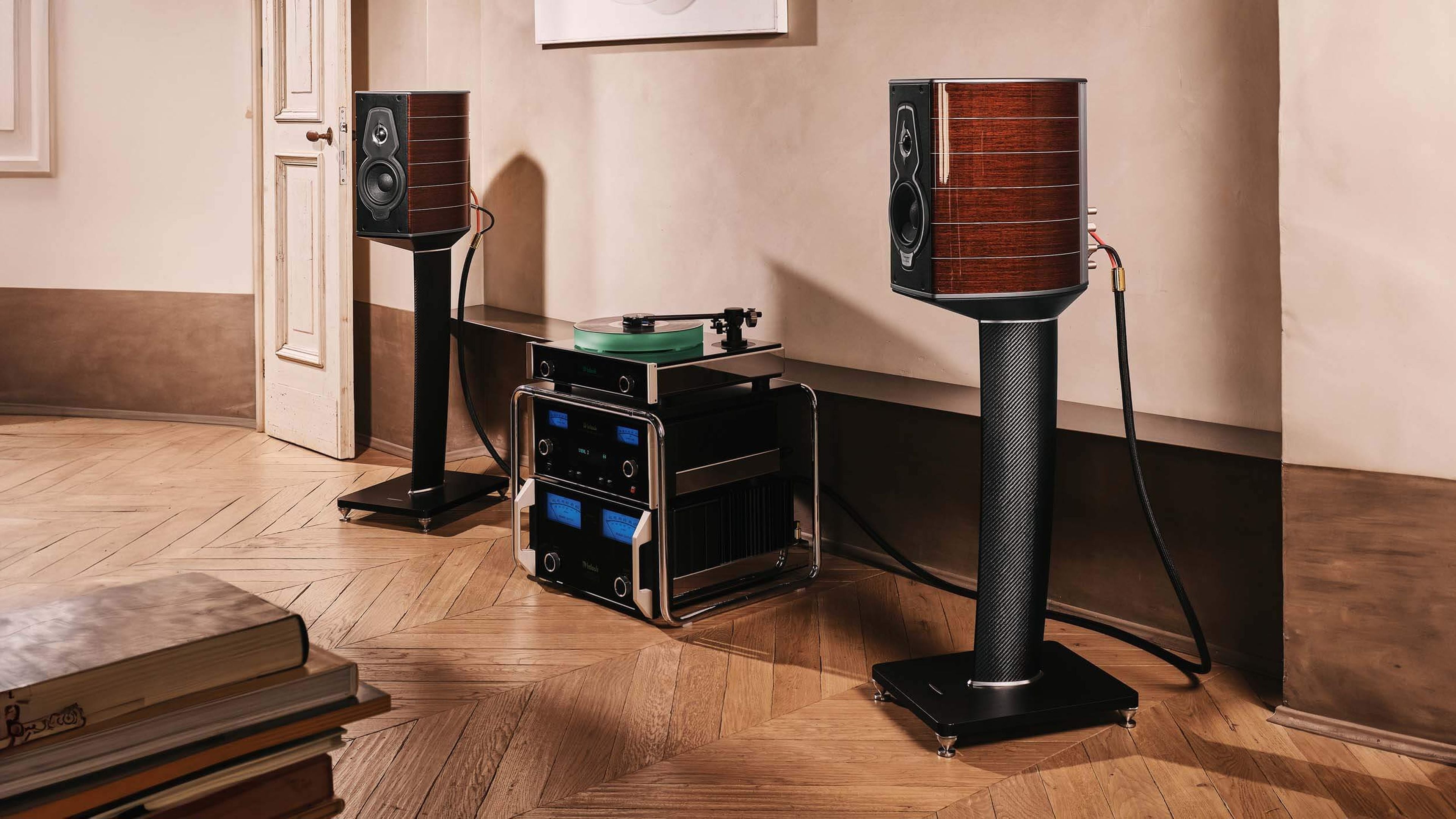 Coppia di diffusori da scaffale Sonus faber Guarneri G5 con supporti in una sala audio domestica, completati da elettroniche McIntosh.
