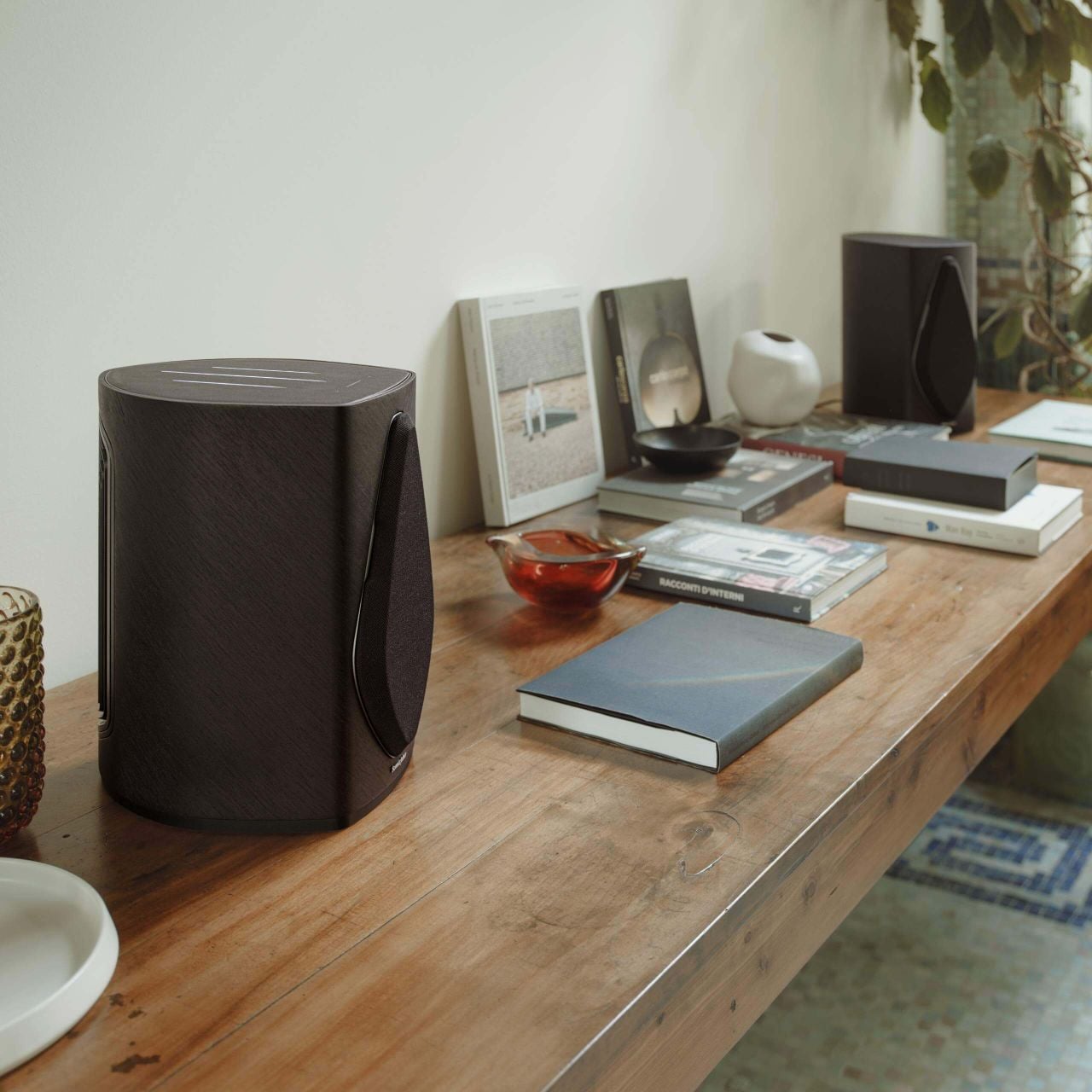 Coppia di diffusori wireless Sonus faber Duetto in legno grafite, finitura in pelle italiana, che elevano il fascino di un ambiente audio domestico.