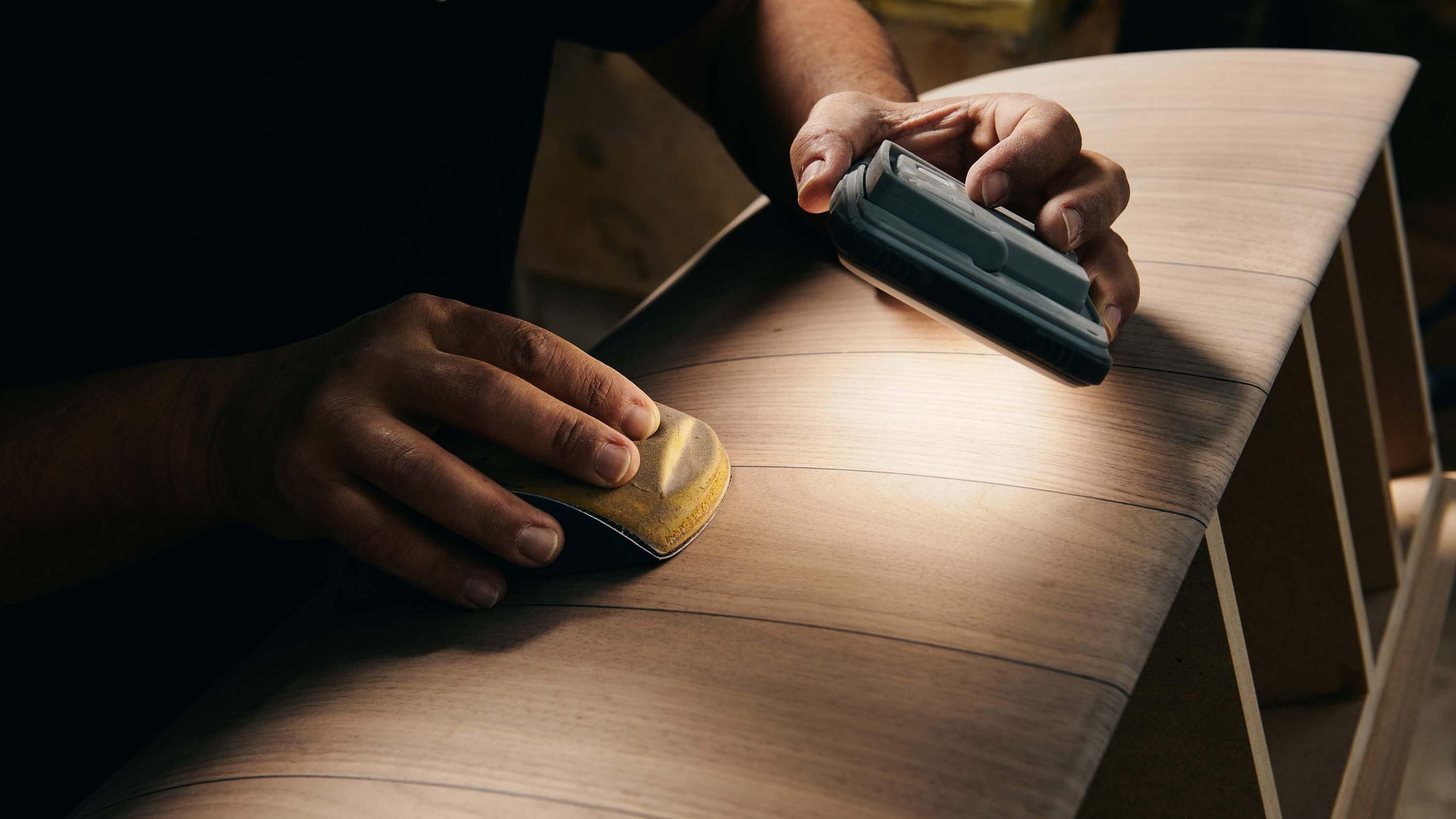 Legno lavorato a mano da un artigiano italiano per un diffusore da pavimento Sonus faber Serafino G2, che dimostra una meticolosa maestria artigianale