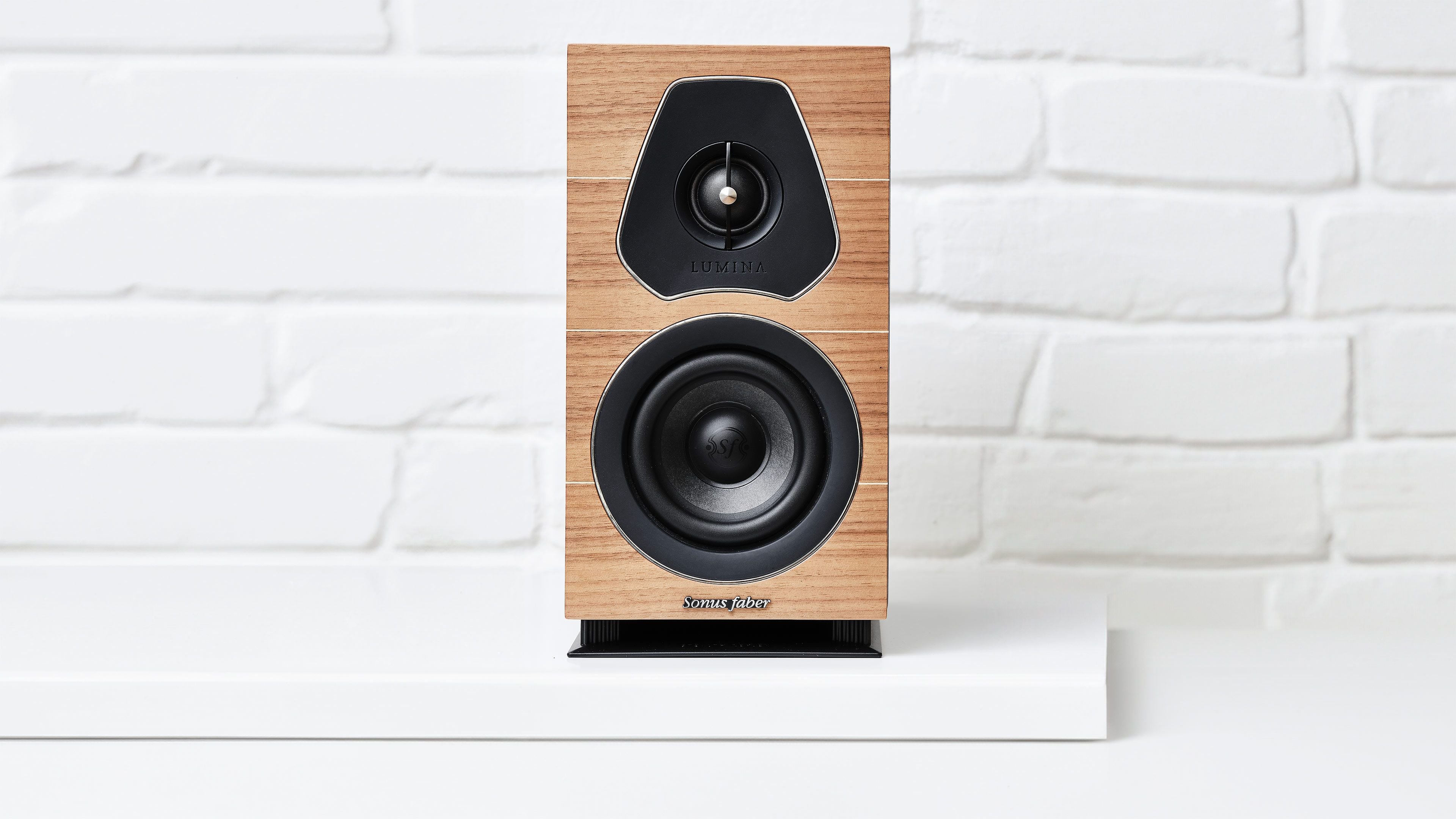 Una vista frontale del diffusore da scaffale sonus faber lumina I in noce.