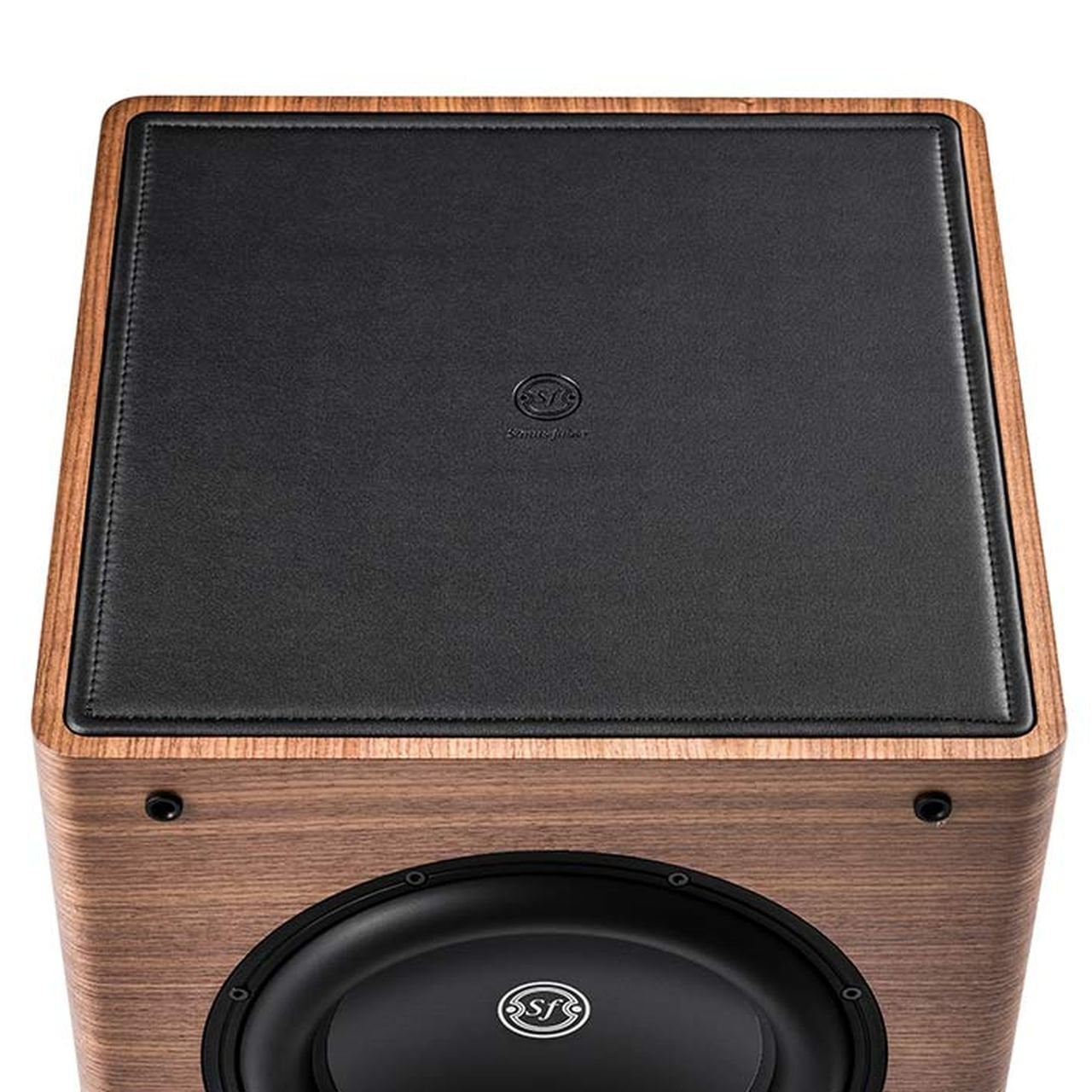 Сабвуфер Sonus faber Gravis II из древесины ореха с верхней панелью из черной кожи, украшенной логотипом Sonus faber.