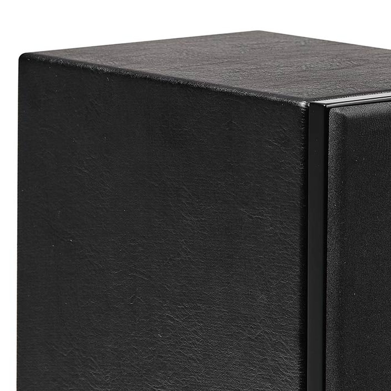 Primo piano che mostra gli eleganti dettagli in pelle nera dei diffusori da scaffale Sonus faber Lumina I.