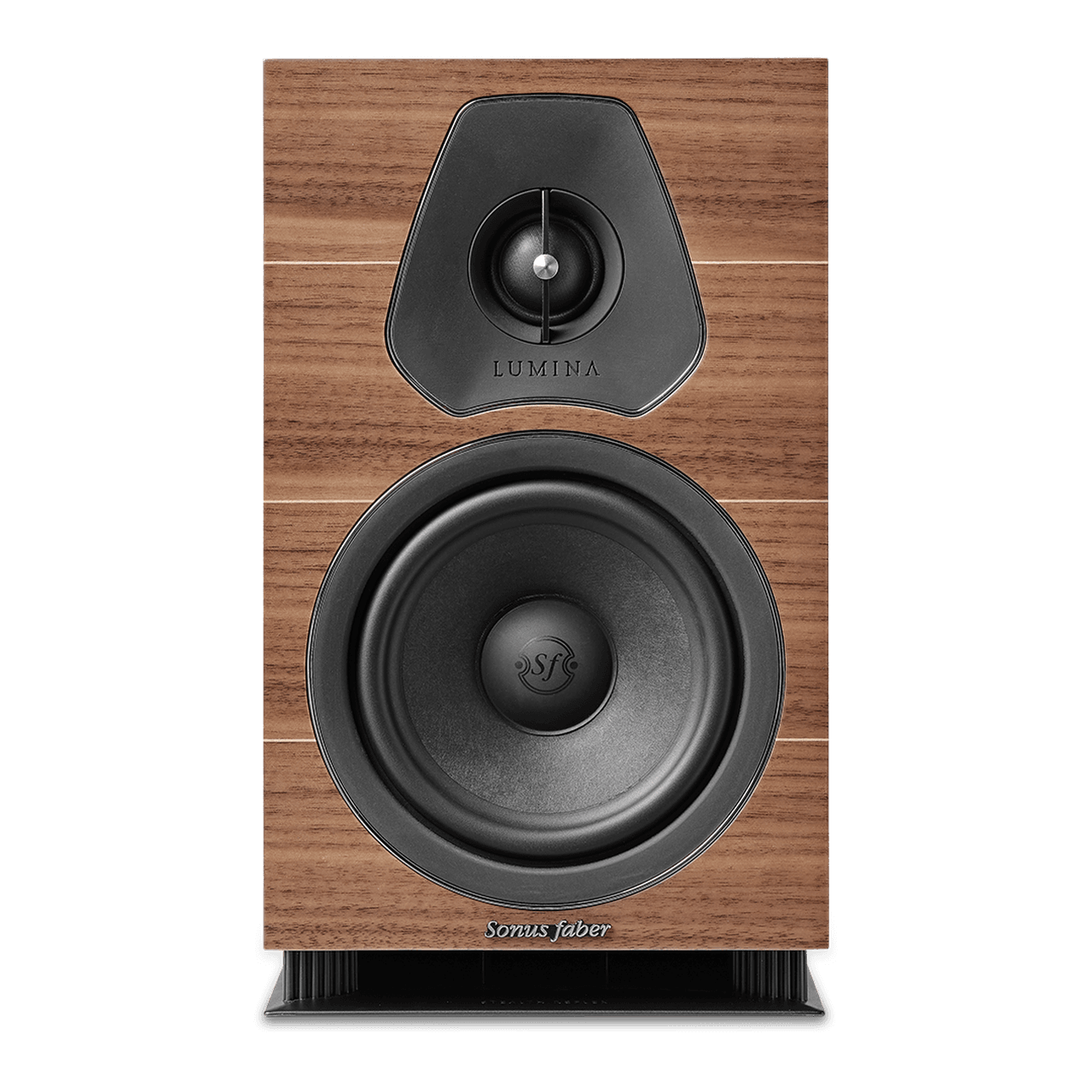 Altavoz de estantería Sonus faber Lumina II con estructura de nogal con incrustaciones de arce, madera multicapa chapada y cuero negro.