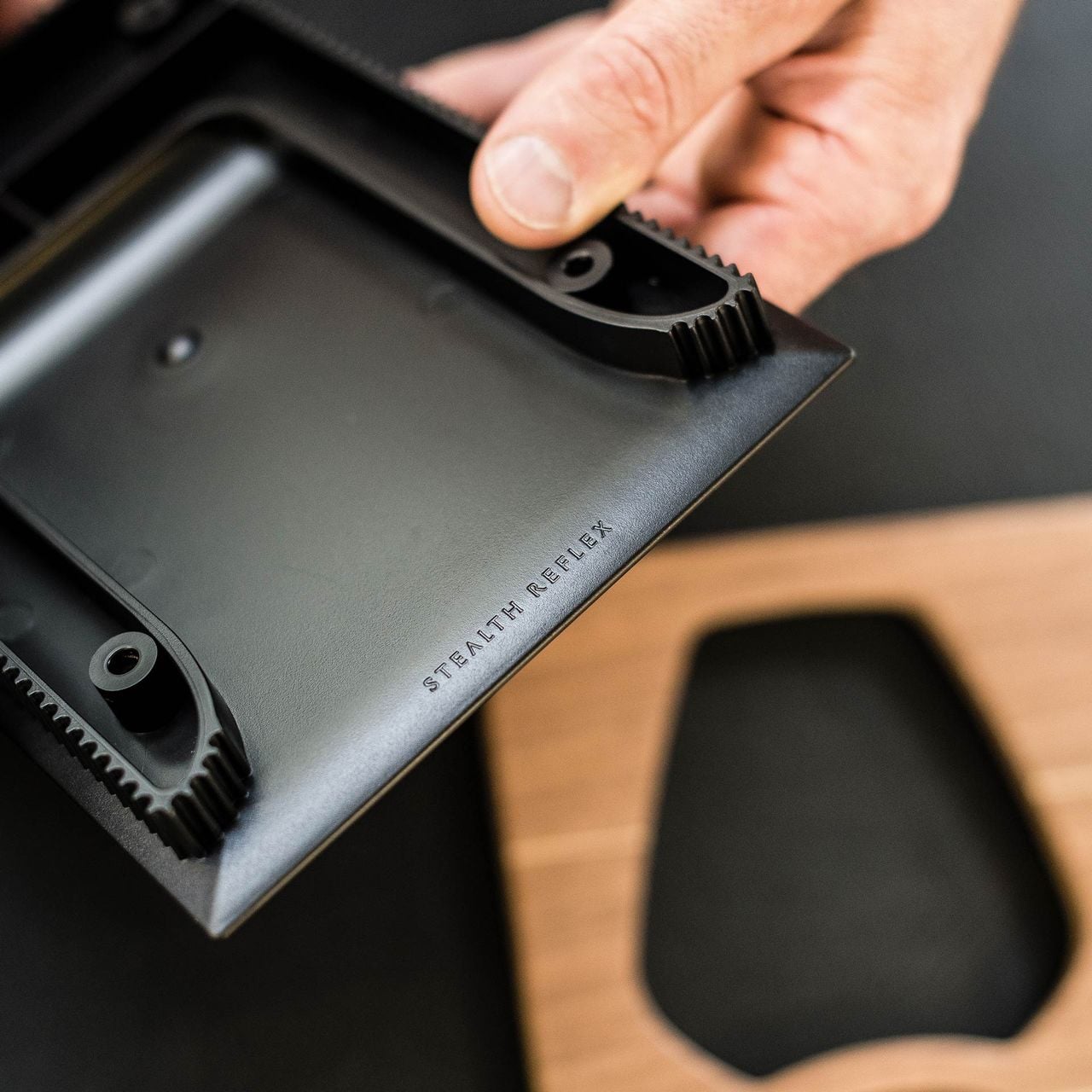 El altavoz de estantería Sonus faber Lumina II Stealth Reflex ofrece una ubicación versátil para un sonido potente y matizado.