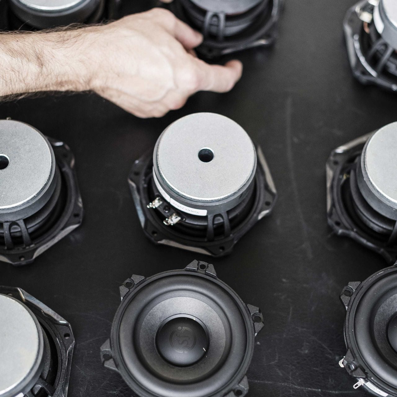 Juego de mesa con woofers Sonus faber, listos para ser colocados por el artesano italiano en los altavoces de suelo Lumina II.