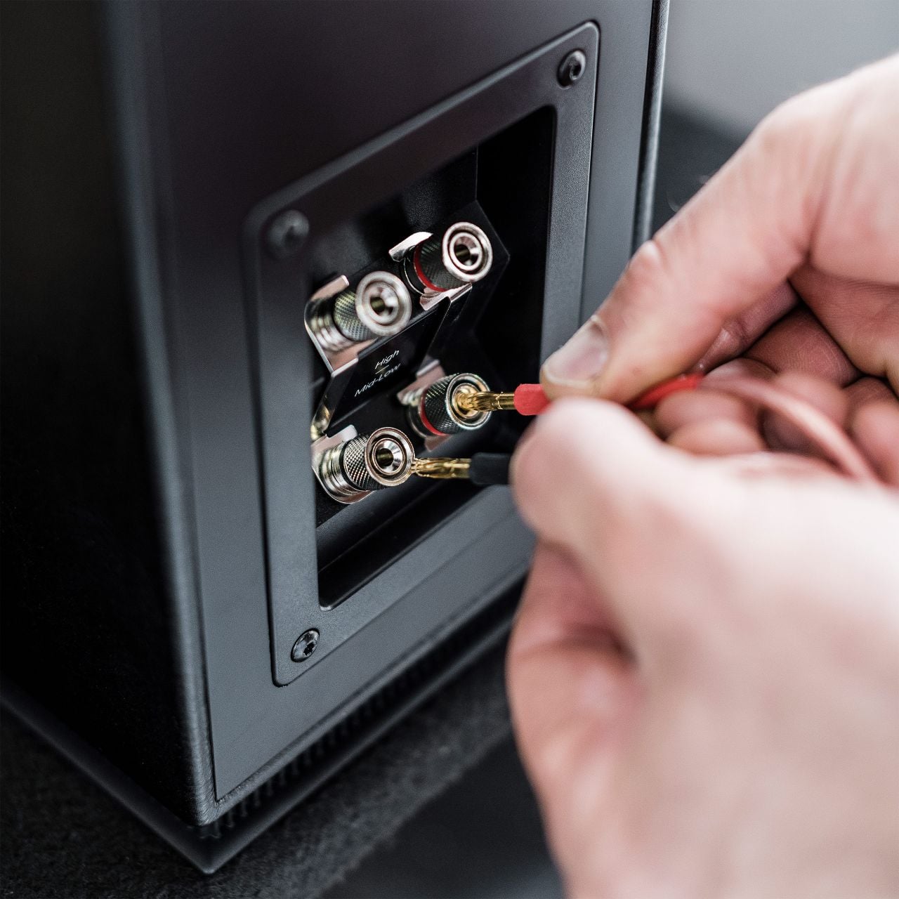 Terminales de altavoces de estantería Sonus faber Lumina II con pares duales niquelados para biamplificación y bicableado actualizables.