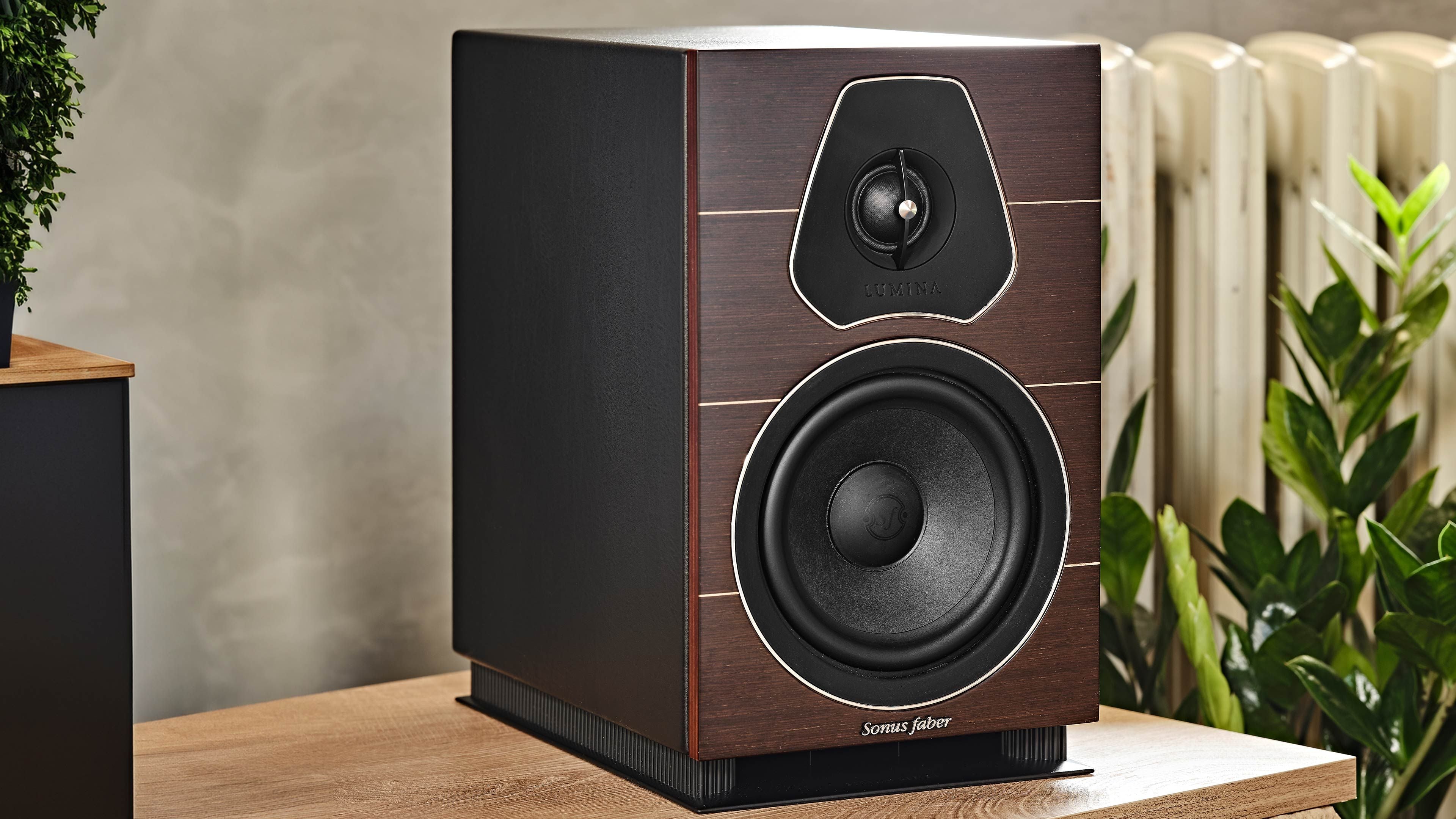 Altavoz de estantería Sonus faber Lumina II, que revela intrincados detalles en wengué con incrustaciones de arce enchapado en madera multicapa y cuero negro.